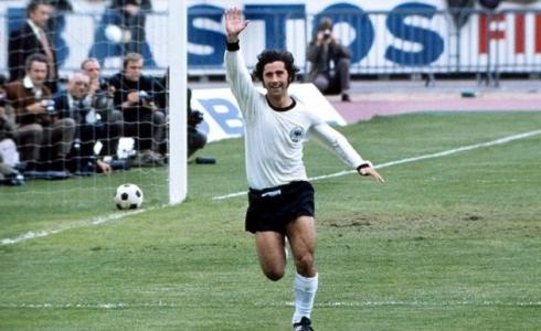 وفاة جيرد مولر أسطورة الكرة القدم في ألمانيا