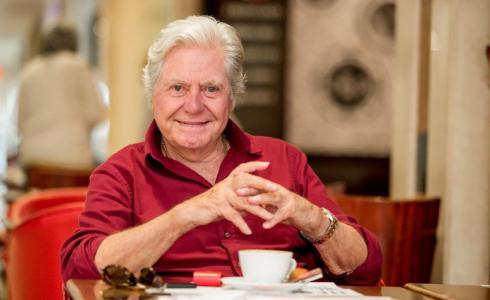 النجم حسين فهمي.