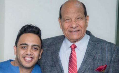 مدير مسرح مصر الراحل برفقة أوس أوس - الصورة من حساب أوس أوس في إنستقرام