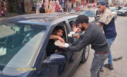 شبان يوزعون الحلويات في خانيونس مع إعلان مقتل الجندي الاسرائيلي