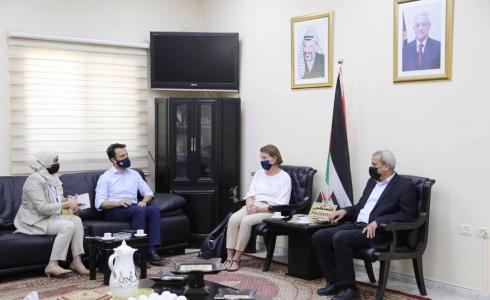 محافظ قلقيلية خلال لقائه بوفد وكالة الغوث