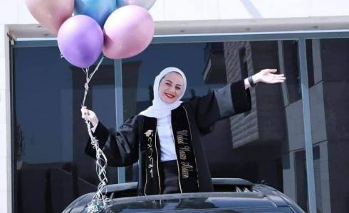 رجل أعمال يهدي ابنته سيارة بمناسبة تفوقها