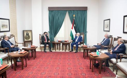 الرئيس عباس أثناء لقاء السفير التونسي الحبيب بن فرح (تصوير/ وفا)