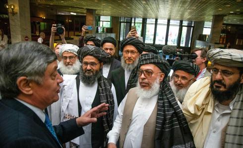 زامير كابولوف خلال لقائه بوفد طالبان عام 2019