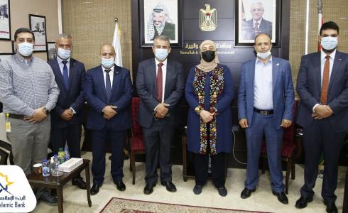 "البنك الإسلامي الفلسطيني" يقدم كراسي كهربائية لعدد من ذوي الاحتياجات الخاصة