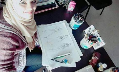 فلسطينية ثلاثينية تطمح للوصول إلى العالمية من خلال تصميم الأزياء 