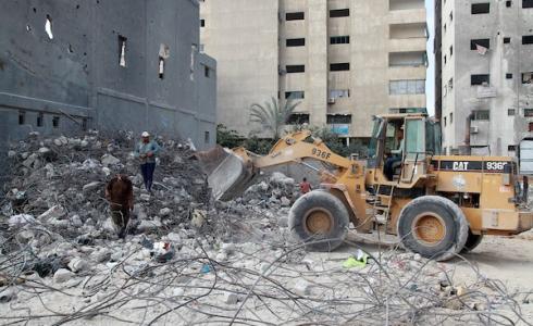 عملية ازالة الانقاض للمنازل المدمرة في غزة