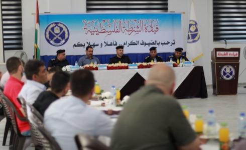 قائد الشرطة بغزة أثناء لقائه لقاءً مفتوحاً مع أصحاب الفنادق السياحية