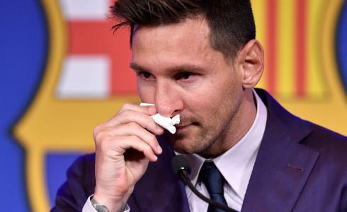 ميسي كان قد ودع برشلونة بالدموع