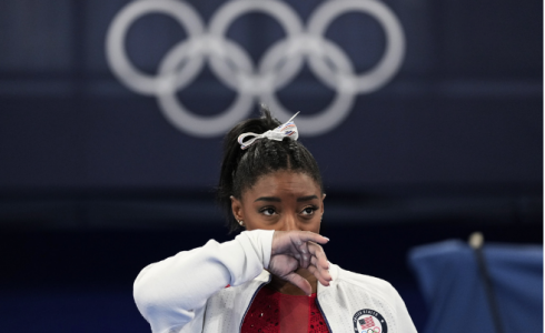 لاعبة الجمباز الأمريكية سيمون بيلز أثناء مشاركتها في بدايا أولمبياد طوكيو 2020