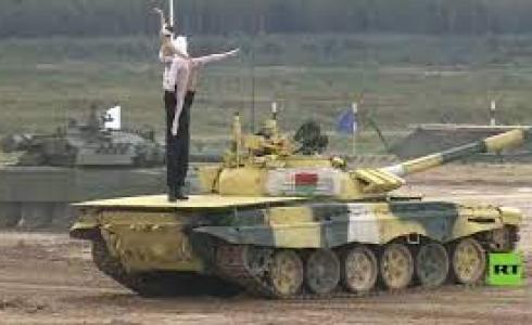 راقصة باليه في عرض عسكري