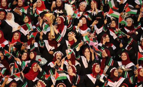 طالبات خريجيات