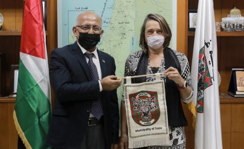 رئيس بلدية غزة يبحث مع منسقة الأمم المتحدة تداعيات تأخر الإعمار 