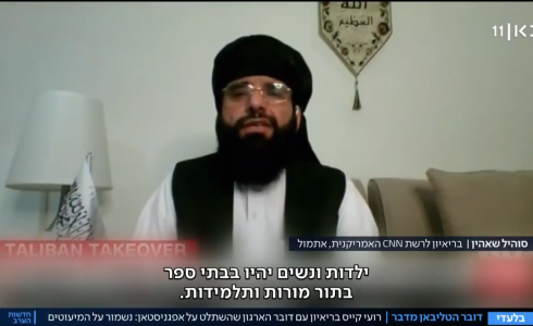 صورة الناطق باسم حركة طالبان سهيل شاهين أثناء اجراء الحوار مع قناة كان الاسرائيلية