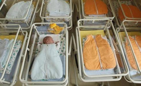 تعويض فتاة استبدلت وقت ولادتها