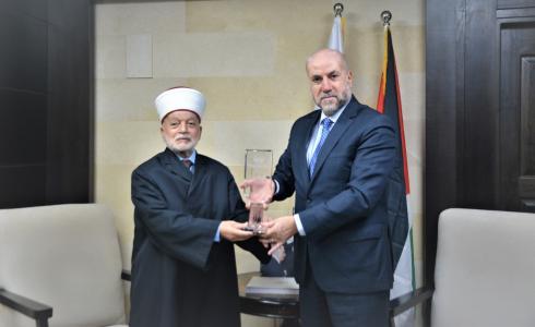الهباش يُسلم جائزة مؤتمر الإفتاء العالمي لمفتي القدس تقديراً لدوره في الدفاع عن المسجد الأقصى