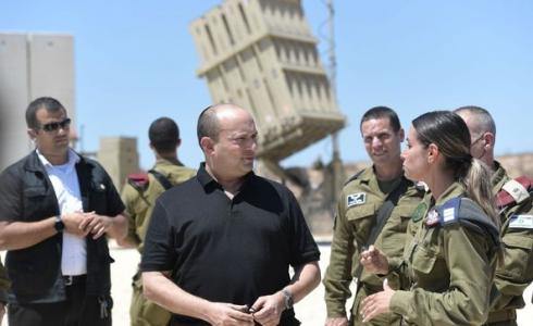نفتالي بينت خلال زيارته الى فرقة غزة