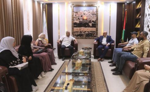 استقبال رئيس بلدية النصيرات إياد مغاري في مكتبه وفداً من لجنة المسائلة المجتمعية في النصيرات