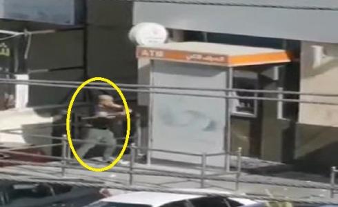 مواطن أردني يحطم واجهة بنك في عمان.jpg