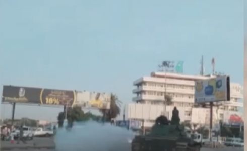 احدى الدبابات التابعة للجيش السوداني أثناء انتشارها في الشوارع بعد محاولة الانقلاب