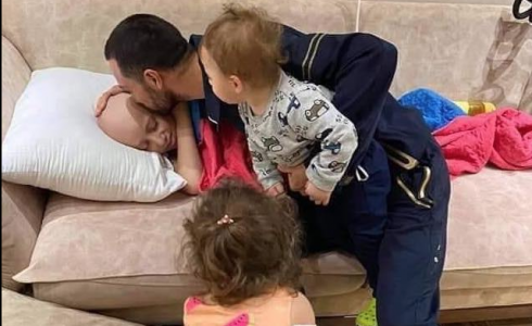 فلسطيني يُقبل طفله قبيل لحظات من اعتقال الاحتلال له