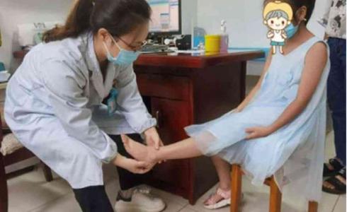 ام تجبر ابنتها على القفز فوق الحبل