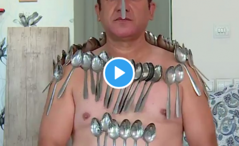 صورة أبو الفضل صابر مختاري وهو الرجل المغناطيسي "ذا صن"