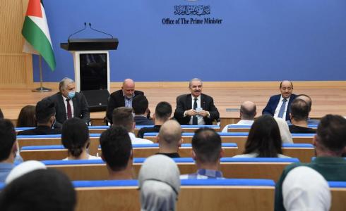 رئيس الوزراء محمد اشتية يلتقي الفوج الثاني من برنامج "البرمجة للشباب"