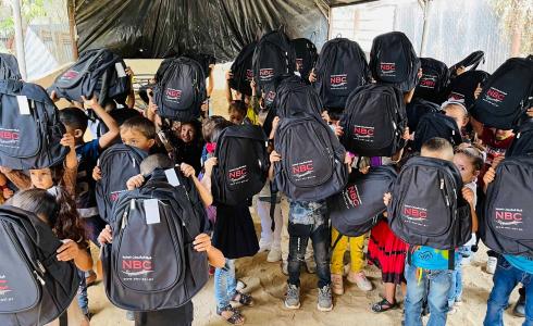 المشروبات الوطنية توزع 6000 حقيبة مدرسية