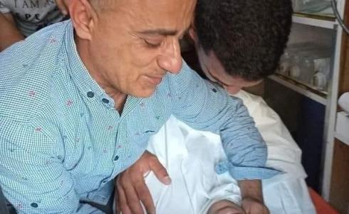 والد الشهيد أسامة صبح يلقي نظرة الوداع على نجله