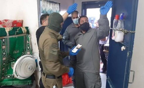 قوات الشرطة الاسرائيلية داخل سجن جلبوع