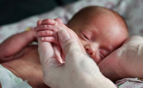 طفل لم يبكِ منذ وُلد