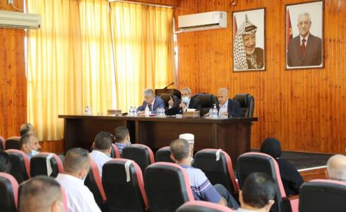 الوزير أحمد مجدلاني خلال لقاء مع ممثلي الجمعيات الخيرية والأهلية في قلقيلية