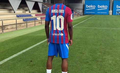 أنسو فاتي يرتدي قميص ميسي رقم 10 في برشلونة