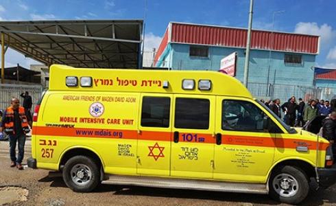 إصابة فتى بحادثة طعن في مدينة رهط بالنقب المحتل