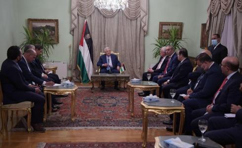 محمود عباس خلال لقائه الإعلاميين المصريين