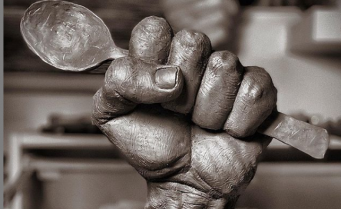 منحوتة النحات الكويتي ميثم عبدال