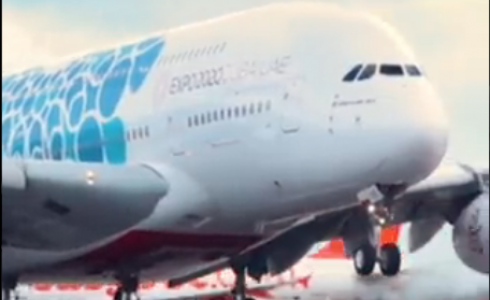 طائرة تابعة للخطوط الجوية الاماراتية عليها شعار اكسبو دبي 2020