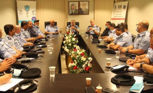 اللواء يوسف الحلو مدير عام الشرطة الفلسطينية خلال الاجتماع