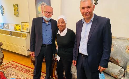 رئيس هيئة شؤون الأسرى والمحررين اللواء قدري أبو بكر مع أول أسيرة بالثورة الفلسطينية اللواء فاطمة البرناوي