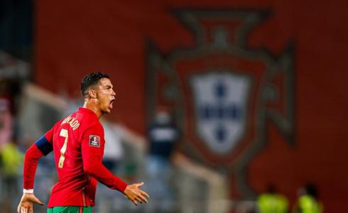 كريستيانو رونالدو يحتفل بهدفه في شباك منتخب قطر