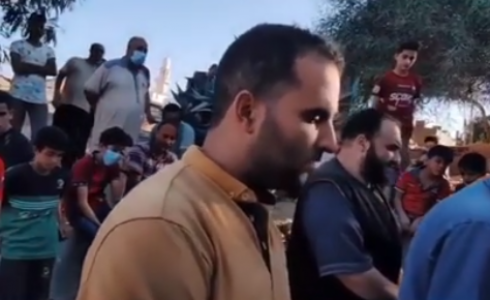 شاب بودع أمه بكلمات مؤثرة ومقدماً نصيحة للحاضرين