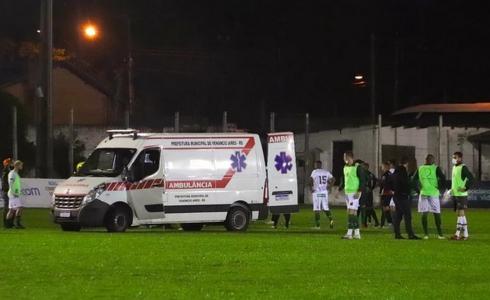 الشرطة تعتقل لاعبا من أرض الملعب