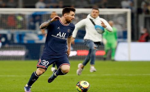 مشجع يعطل هجمة مرتدة لميسي