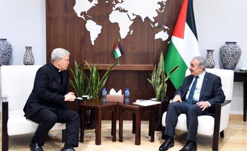 رئيس الوزراء محمد اشتية مع القاصد الرسولي الجديد لدى فلسطين.jpg