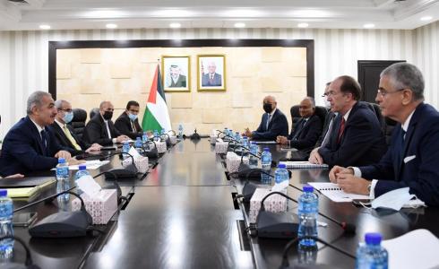 لقاء جمع محمد اشتية، برئيس مجموعة البنك الدولي ديفيد مالباس