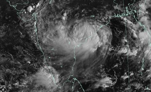 محافظة مسقط تتأثر بإعصار شاهين
