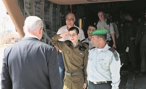 لحظة استقبال الجندي جلعاد شاليط في اسرائيل-أرشيف