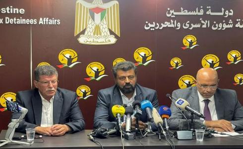 قدورة فارس خلال مؤتمر صحفي في رام الله حول أوضاع الأسرى