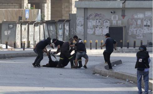 لحظة قنص مسلح يحمل قاذفًا خلال اشتباكات مسلحة عنيفة في بيروت